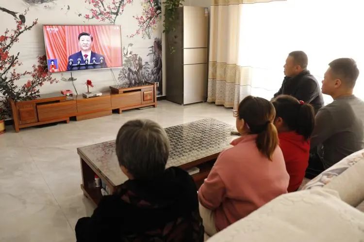  群众在家收看中国共产党第二十次全国代表大会开幕盛况