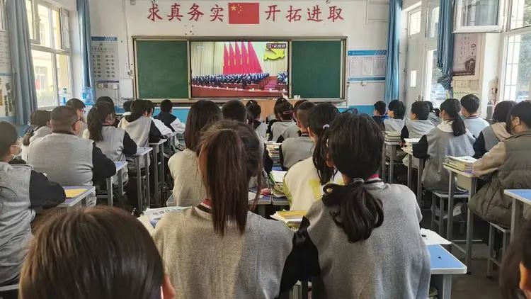 北罗镇中学师生收看中国共产党第二十次全国代表大会开幕盛况